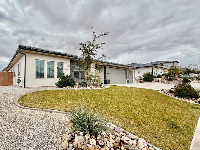 Building Photo - Lovely Pet Friendly 3-BR + Office in Sage Canyon