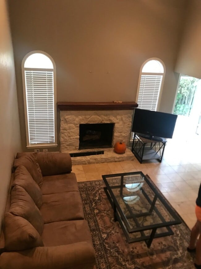 Building Photo - UT PRE-LEASE: Updated 3 bed / 2 bath Townh...