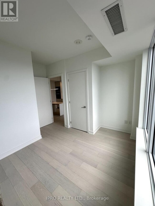 Photo du bâtiment - 11-3311 Yorkville Ave