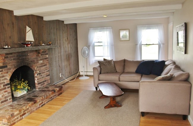 Building Photo - 15 Hope Ln