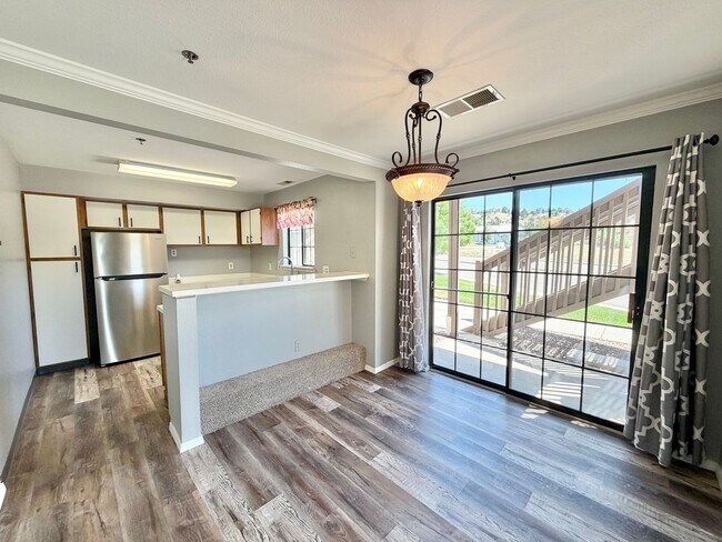 Foto del edificio - Modern Condo with Fireplace, Garage & Community Pool