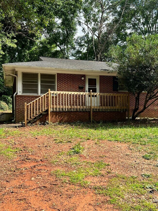 Building Photo - 204 Pine Ln