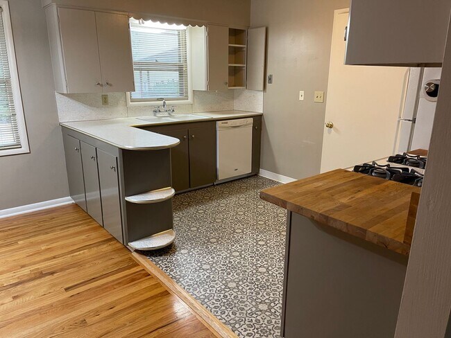 Building Photo - Lovely Home, Warm living room, gas firepla...