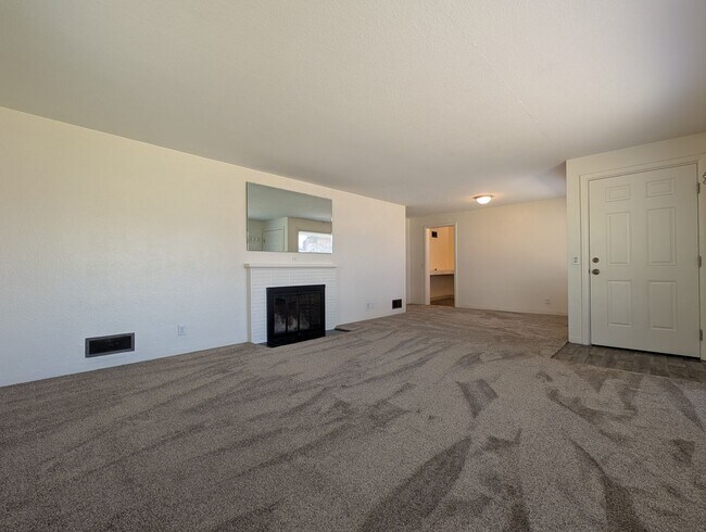Foto del edificio - Nice 3 bed/1 bath with large backyard and ...