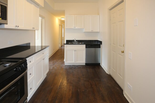 Building Photo - 1315 W Leland Ave