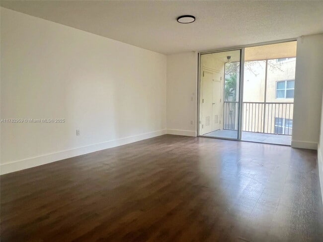 Foto del edificio - 8353 Lake Dr