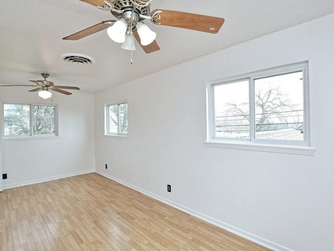 Building Photo - 1804 Sylvan Dr
