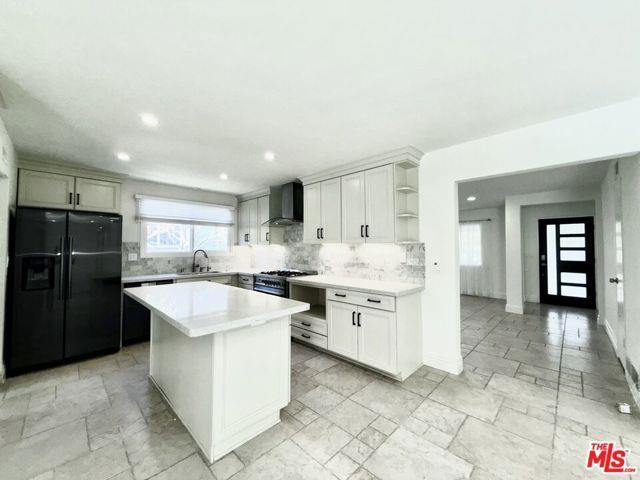 Foto del edificio - 23744 Hartland St
