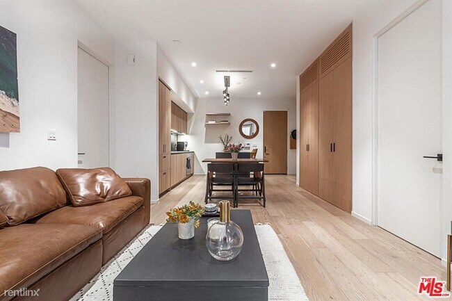 Foto del edificio - 2 br, 2 bath Condo - 1030 N Kings Rd Unit 104