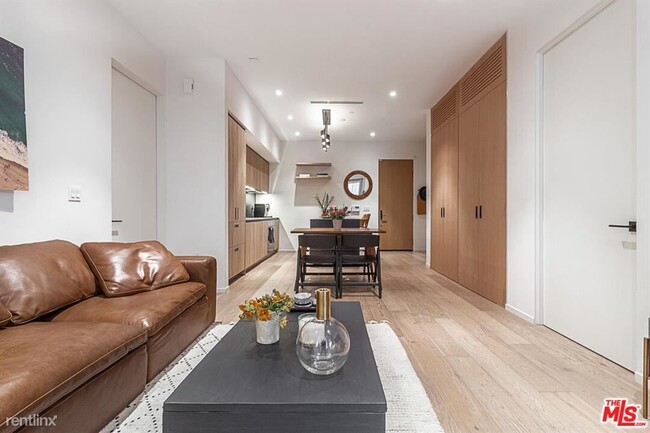 Building Photo - 2 br, 2 bath Condo - 1030 N Kings Rd Unit 104