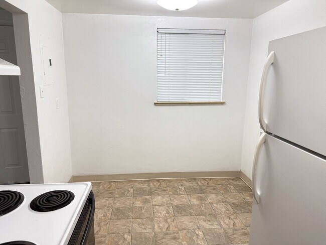 Building Photo - 979 Upham Ct