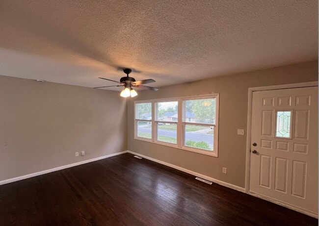 Building Photo - Charming 3-Bedroom Home with Spacious Fenc...