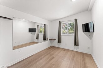 Building Photo - 605 L Ave