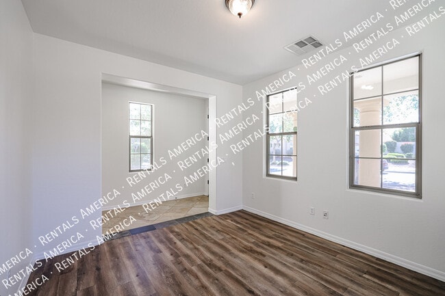 Building Photo - 3215 N Evergreen St