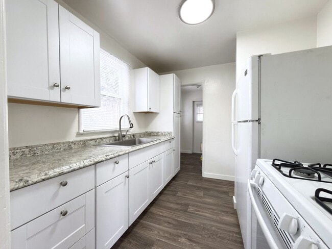 Building Photo - Single Level Cottage Near Downtown!