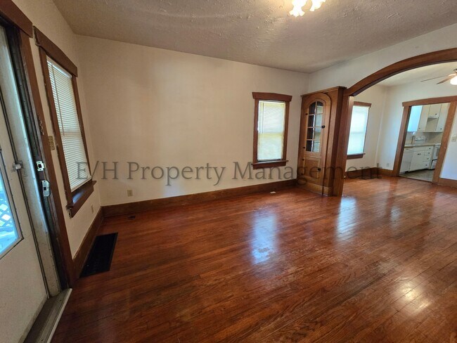 Building Photo - 615 S Volutsia Ave