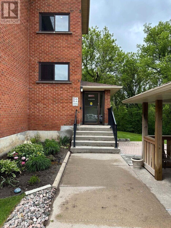 Photo du bâtiment - 219-219 Main St N