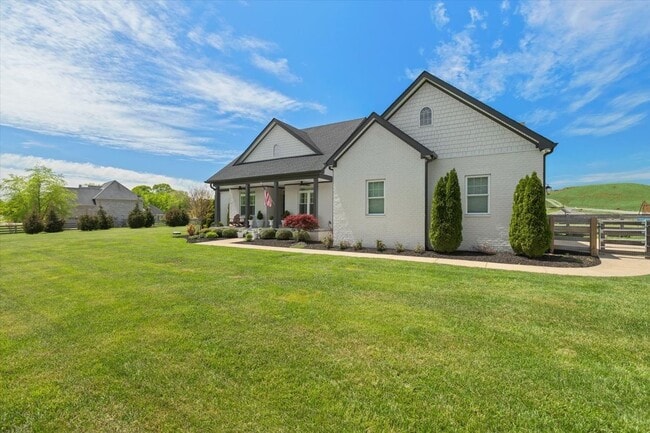 Foto del edificio - unning custom-built home on a full acre in...