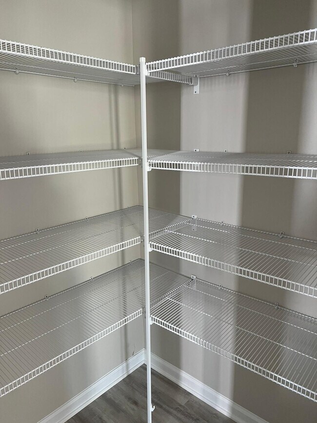 Foto del edificio - Room in Single Family Home on Slippery Elm Dr