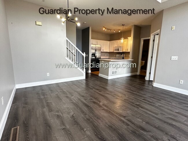 Foto del edificio - Maple Grove 2 Bedroom Town Home, 2 Car Gar...