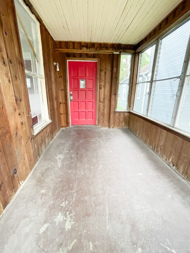 Building Photo - 824 W Beechwood Ave