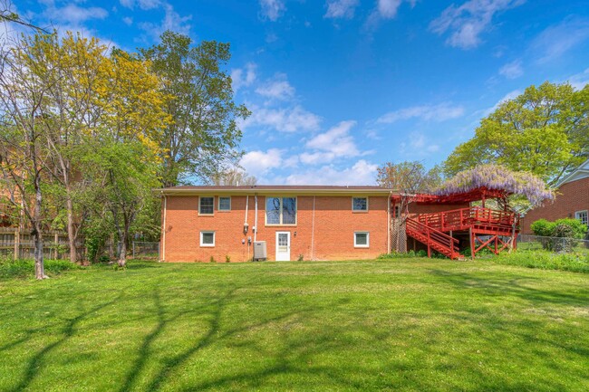 Building Photo - 507 Stonegate | 6 Bed 3 Bath Newly Remodel...