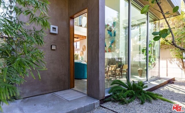 Building Photo - 524 Rialto Ave