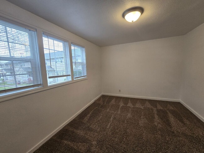 Foto del edificio - 451 NE Winchester St