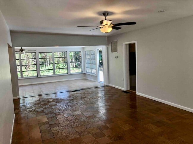 Building Photo - Retro 2-bed/2-bath Sarasota Home For Rent