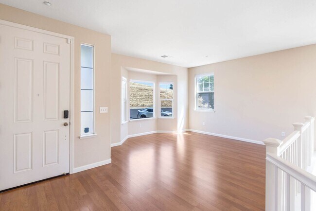 Building Photo - Gorgeous 4 Bedroom with SOLAR in Shadow Lakes!