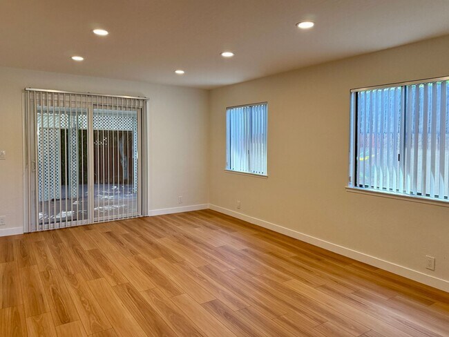Foto del edificio - Bright and Spacious 4 Bedroom, 2 Bath Sing...