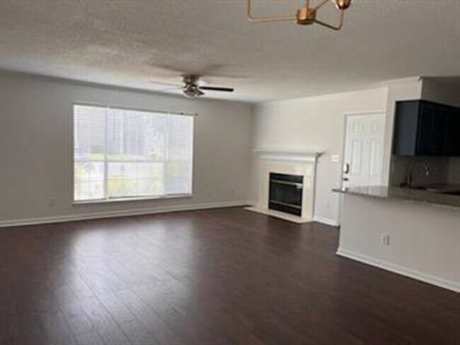 Foto del edificio - Remodeled downstairs condo in Madison city!