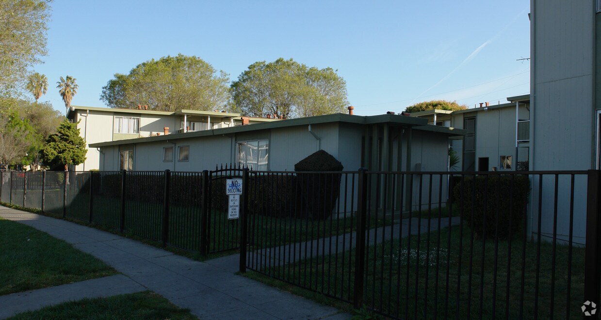 Building Photo - The Green Villa West Apartments
