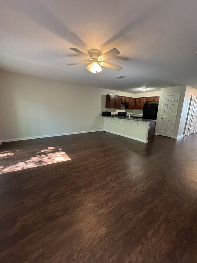 Building Photo - 4 bedroom 2.5 bath townhome with 1 car att...