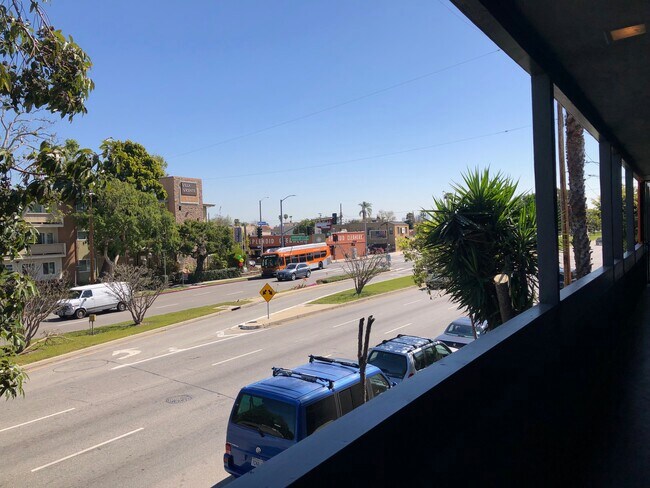 Foto del edificio - 5364 San Vicente Blvd