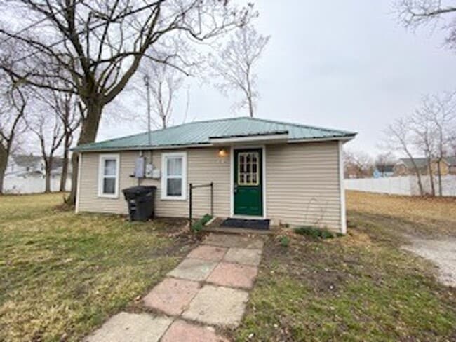 Building Photo - 1 Bedroom Single Family Home in Elkhart!