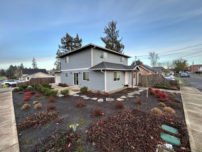 Building Photo - 4 bedroom, 2.5 Bath In Carlton- Great Location!