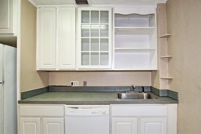 Foto del edificio - Available now!  Near downtown!
