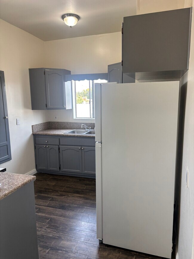 Kitchen - 1581 1/2 W 36th Pl