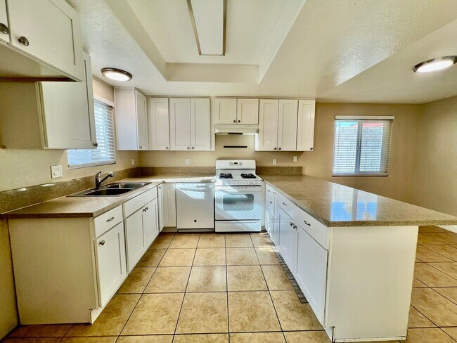 Building Photo - AVAILABLE NOW !!  3-bedroom 2 bath Duplex ...
