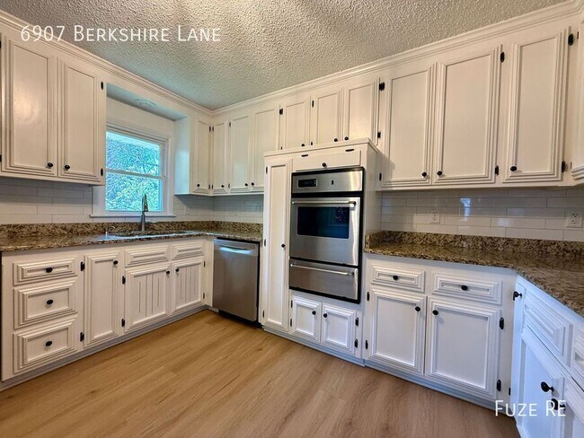 Building Photo - 6907 Berkshire Ln N