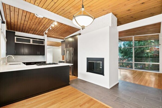 Building Photo - Lovely AIR CONDITIONED Mid-Century Modern ...