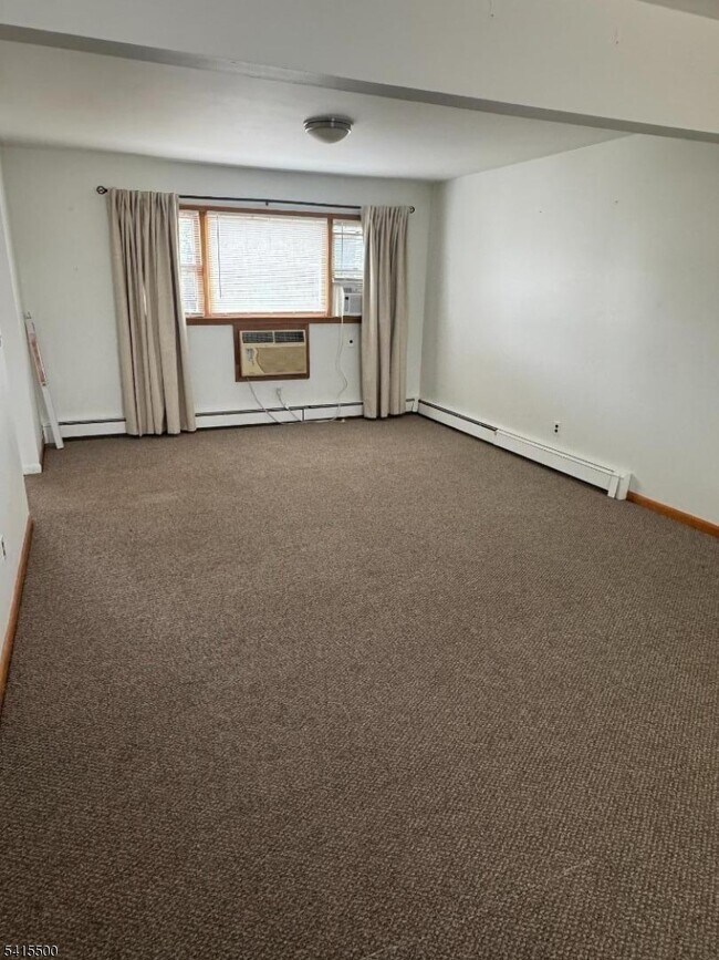 Foto del edificio - 83 Maple Ave