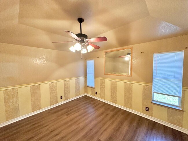 Foto del edificio - AVAILABLE MID MAY; APPLY TODAY AT OUR WEBSITE!!