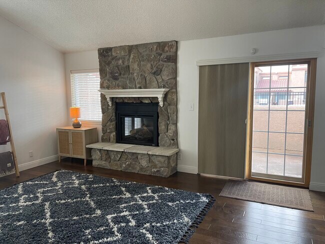 Building Photo - 5200 Villa View Dr