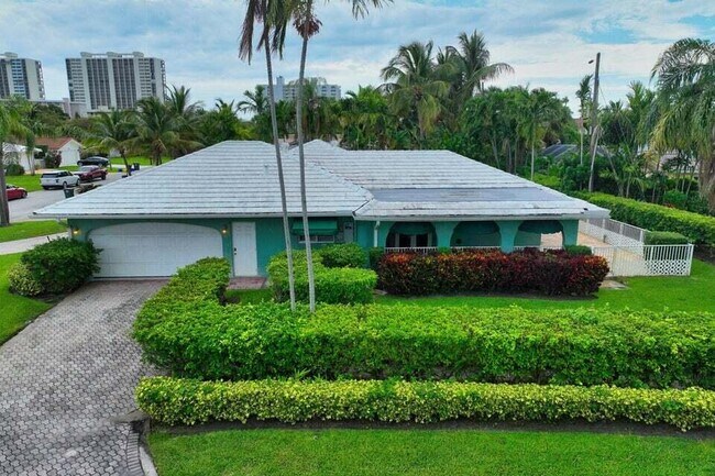 Building Photo - 700 Valencia Dr