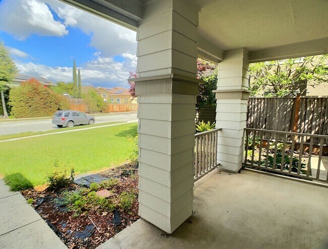 Building Photo - Spacious 4 Bedroom House on the Westside o...