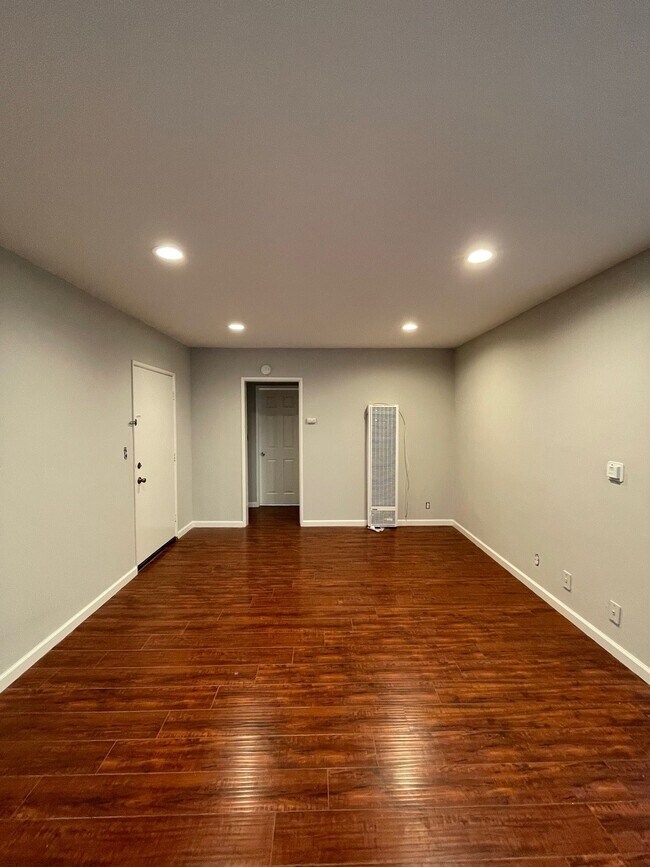 Building Photo - 1421 College View Dr