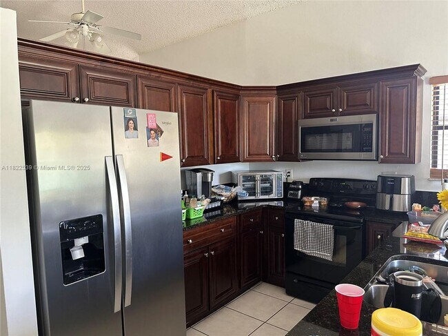 Foto del edificio - 15043 Brighton Ln