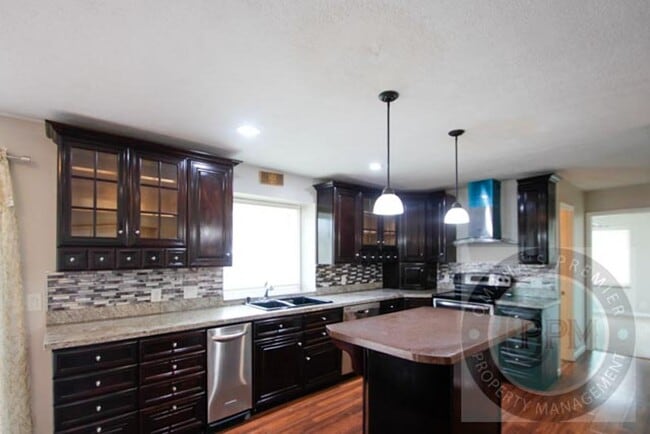 Building Photo - Huge 4-bedroom, 4-bath home